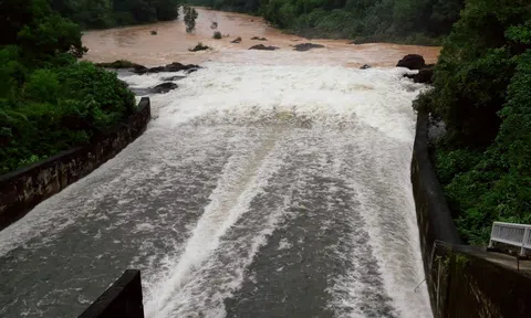 Mưa như trút nước, người miền Trung nơm nớp nỗi lo lũ chồng lũ